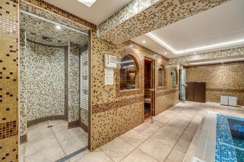 a bathroom with a swimming pool and a shower at Ema Hotel Bansko in Bansko