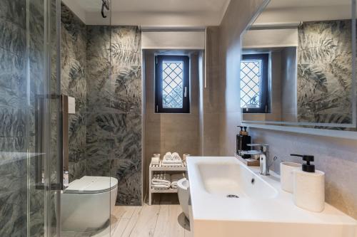 a bathroom with a sink and a toilet and a shower at Arco di Pietra B&B in Crotone