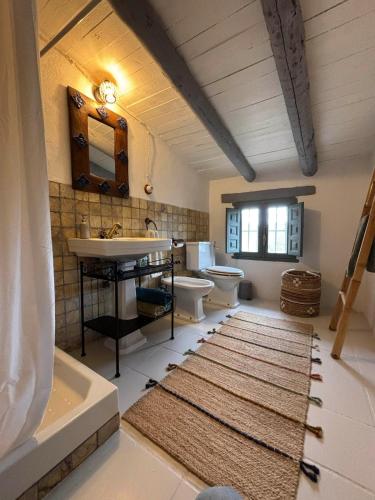 a bathroom with a sink and a toilet and a tub at casa mushin in Useras