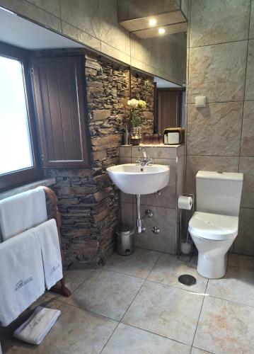 a bathroom with a sink and a toilet at Campus Natura in Arganil