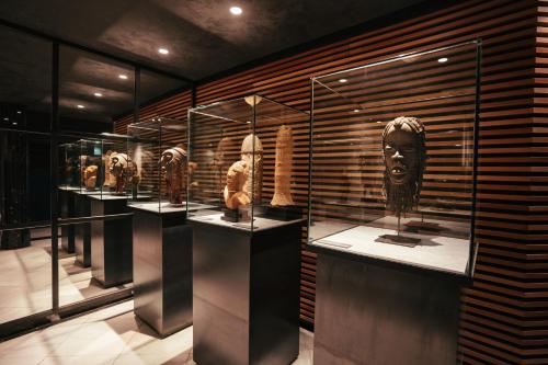 eine Ausstellung von Artefakten in einer Vitrine in einem Museum in der Unterkunft Hotel Balmes, a member of Preferred Hotels & Resorts in Barcelona