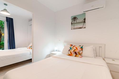 Quiet simple brand new luxury apartment by the sea