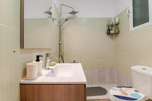 Quiet simple brand new luxury apartment by the sea