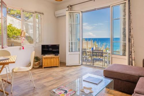 un soggiorno con vista sull'oceano di Villa Erbalunga a Erbalunga