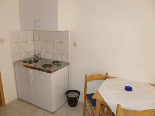 Virtuvė arba virtuvėlė apgyvendinimo įstaigoje Guest House & Restaurant Adriatic Klek