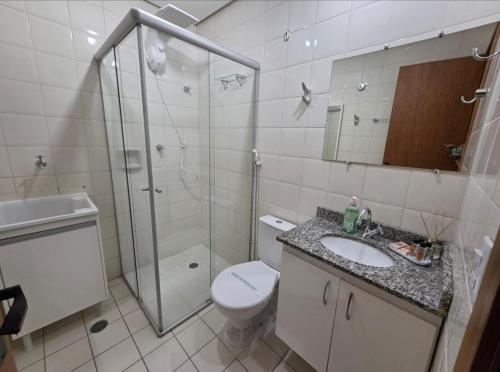 a bathroom with a toilet and a shower and a sink at Studio Sudoeste Ed Multiparque in Brasília