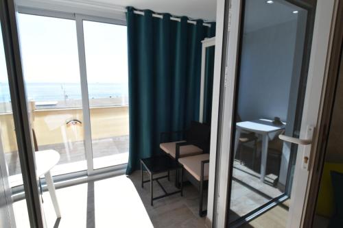 a room with a window with a table and a chair at Resort Villa Playa in Roquetas de Mar