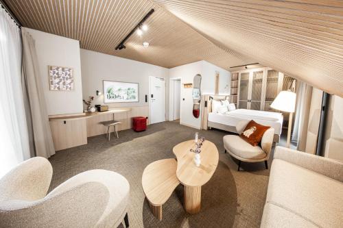 a hotel room with a bed and a table at Bude54 in Sankt Peter-Ording