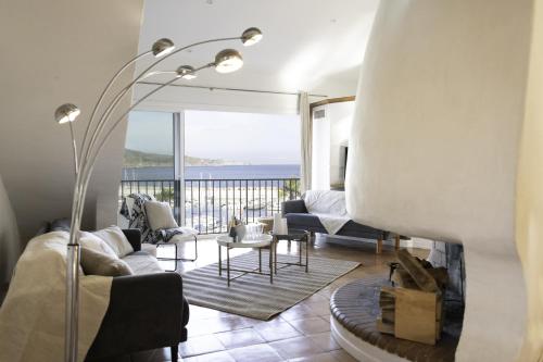 a living room with a view of the ocean at Résidence la Grande Voile in Banyuls-sur-Mer