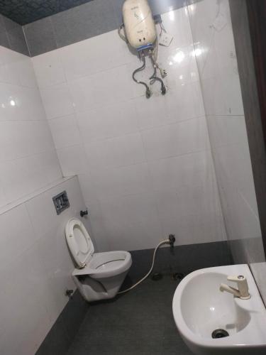 a bathroom with a toilet and a sink at Hotel Neelkanth in Vrindāvan
