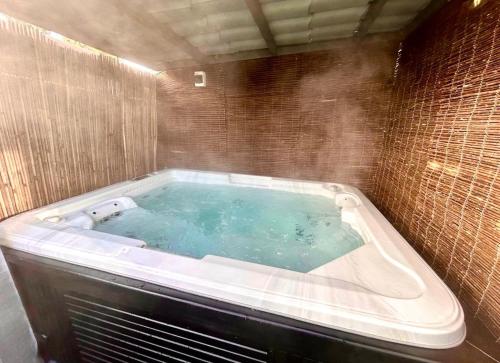 a jacuzziificialificialificialificialificialificialificialificialificialificialificial at Cozy comfortable house with jacuzzi & private garden near Amsterdam in Vijfhuizen