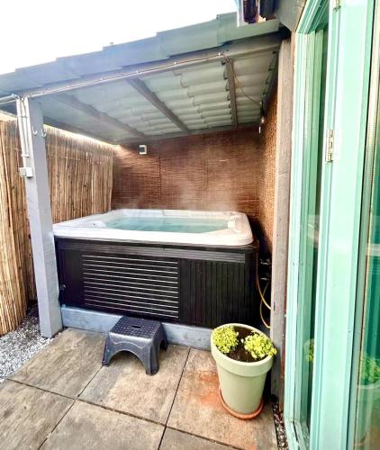 a jacuzziificialificialificialificialificialificialificialificialificialificialificial at Cozy comfortable house with jacuzzi & private garden near Amsterdam in Vijfhuizen
