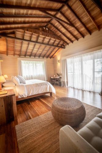 En eller flere senge i et værelse på Black Sands Lodge