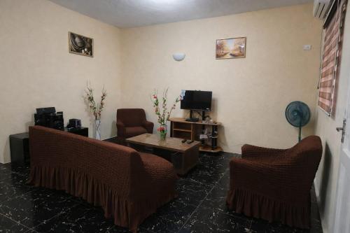 un soggiorno con due sedie e un tavolo di DAL Multibiz Guest House a Paynesville