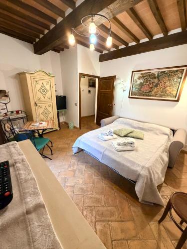 a bedroom with a large bed in a room at B&B Camere La Vite in Pienza
