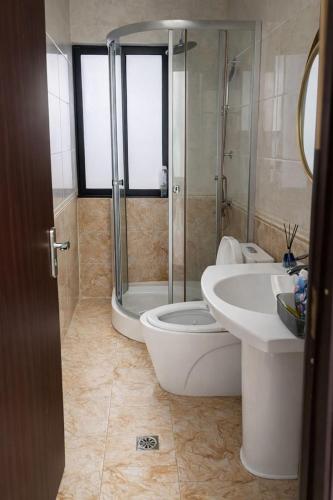 a bathroom with a shower and a toilet and a sink at Condominio hortencia in Viana