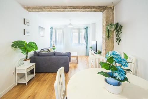 a living room with a couch and a table at CARTAGENAFLATS, Apartamentos Anfiteatro Romano in Cartagena