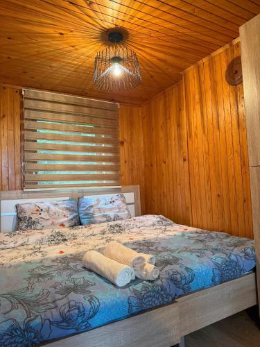 ein Schlafzimmer mit einem Bett und einer Holzdecke in der Unterkunft Vila Bon in Tetovo