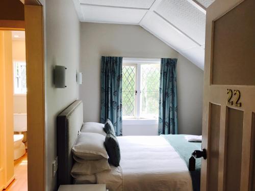 a bedroom with a bed and a window at Bridgehouse Lodge in Warkworth