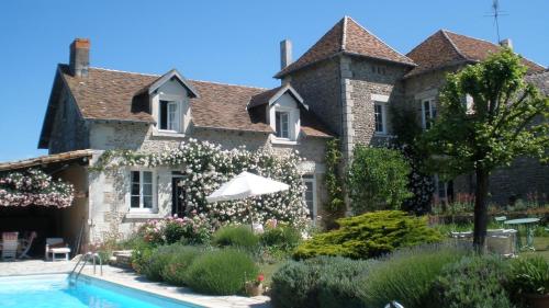 a house with a swimming pool in front of it at La pocterie in Vouneuil-sur-Vienne