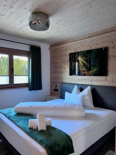 a bedroom with a large white bed in a room at Chalet Hirschegg - modernes Dorfchalet mit Panorama in Leutasch