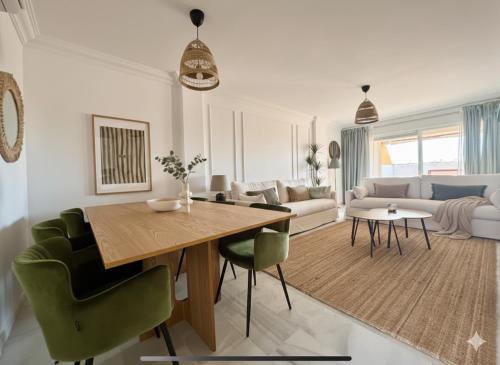 Elviria 2-level Apt Beach-Pool access, fully equipped