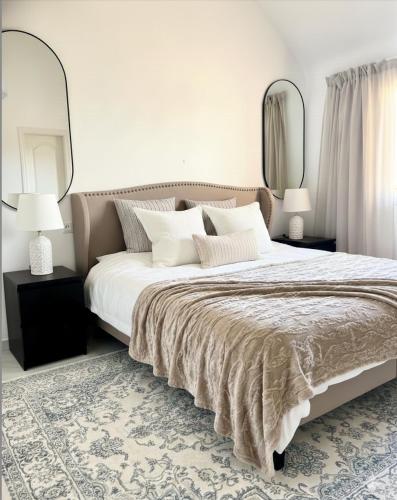 Elviria 2-level Apt Beach-Pool access, fully equipped