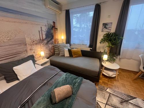 a living room with two beds and a couch at Großes Apartment Aschaffenburg 4 Schlafzimmer bis zu 10 Personen Mainpark Apartment Mainaschaff in Mainaschaff