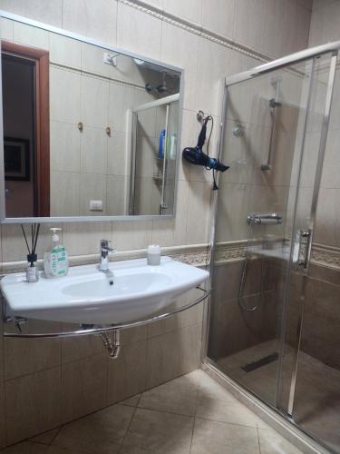 “Stadium” Apartment tesisinde bir banyo