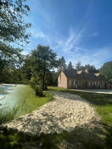 Domaine avec piscine au coeur de la forêt