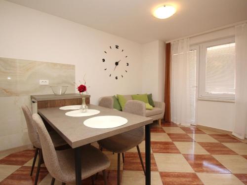 Apartment Modern eingerichtete Apartment für 4 Personen ideal für Famillien mit Kinder im by Interhome