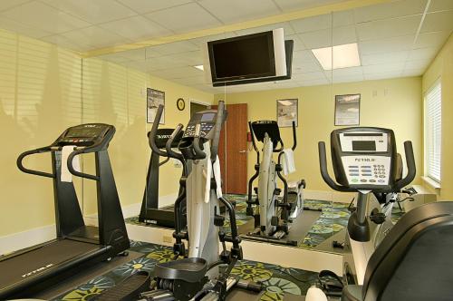 Gimnasio o instalaciones de fitness de Days Inn & Suites by Wyndham Savannah North I-95