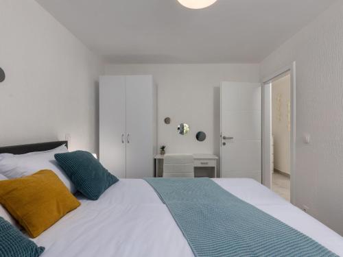 Apartment Moderne Wohnung in Crikvenica mit schöner Terrasse by Interhome