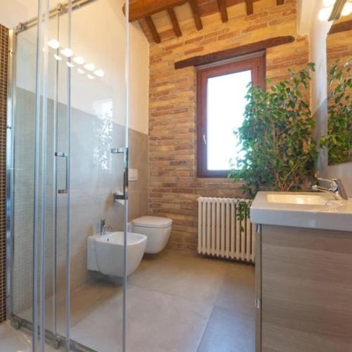 a bathroom with a shower and a toilet and a sink at Terrazza panoramica, 3 camere e 3 bagni in Collecorvino