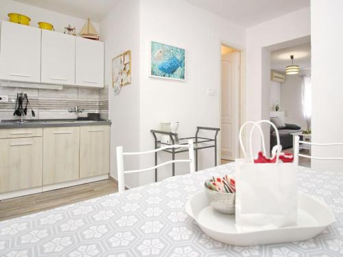 Apartment Gemütliches Appartement in Baška mit Eigener Terrasse by Interhome