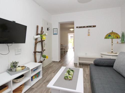 Apartment Gemütliches Appartement in Baška mit Eigener Terrasse by Interhome