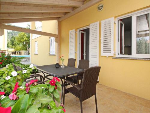 Apartment Tolles Appartement in Baška mit Eigener Terrasse by Interhome