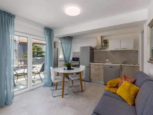 Apartment Moderne Wohnung in Crikvenica mit Pool by Interhome