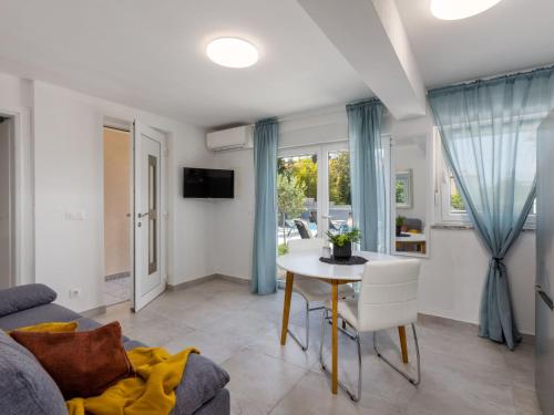 Apartment Moderne Wohnung in Crikvenica mit Pool by Interhome