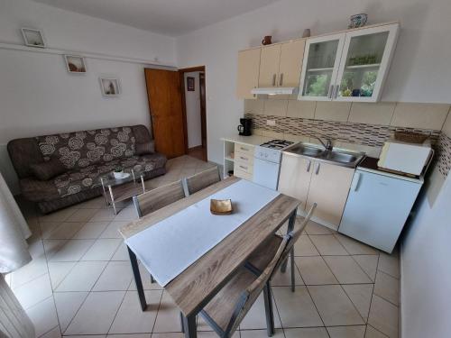 Apartment Wohnung für 3 Personen- mit Balkon und Meerblick by Interhome