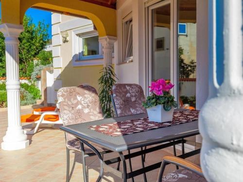 Apartment Wohnung mit Balkon und Meerblick by Interhome