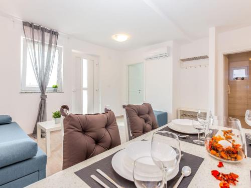 Apartment Wohnung Veronique 2 mit Whirlpool by Interhome