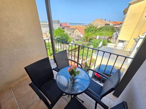 Apartment Wohnung mit Balkon- AC- Privatparkplatz by Interhome