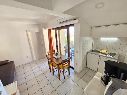 Apartment Wohnung mit Balkon- AC- Privatparkplatz by Interhome