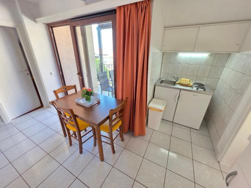 Apartment Wohnung mit Balkon- AC- Privatparkplatz by Interhome