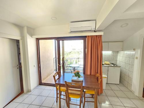 Apartment Wohnung mit Balkon- AC- Privatparkplatz by Interhome