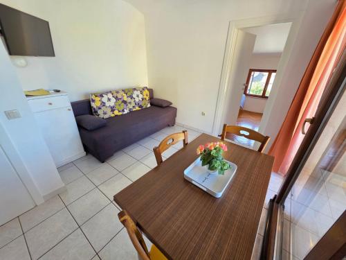 Apartment Wohnung mit Balkon- AC- Privatparkplatz by Interhome
