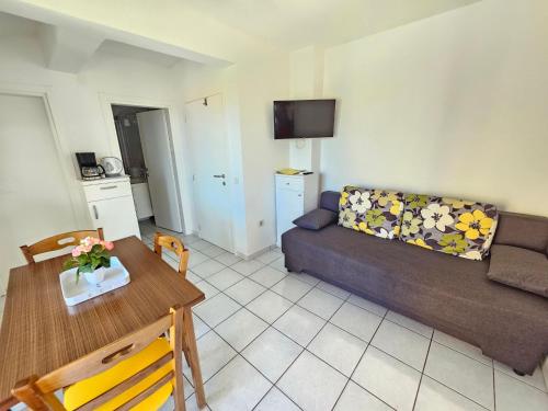 Apartment Wohnung mit Balkon- AC- Privatparkplatz by Interhome