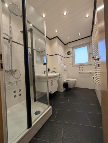 a bathroom with a shower and a sink and a toilet at Appartement Sonnenschein in Böhl-Iggelheim