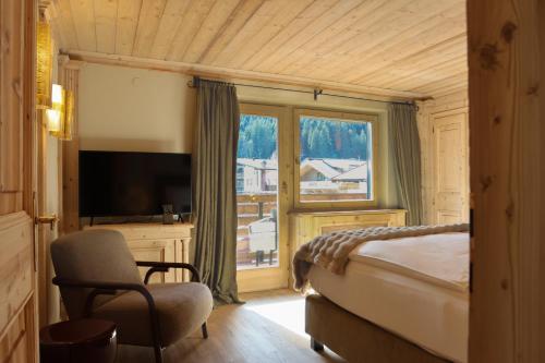 En eller flere senge i et værelse på Hotel Alexander